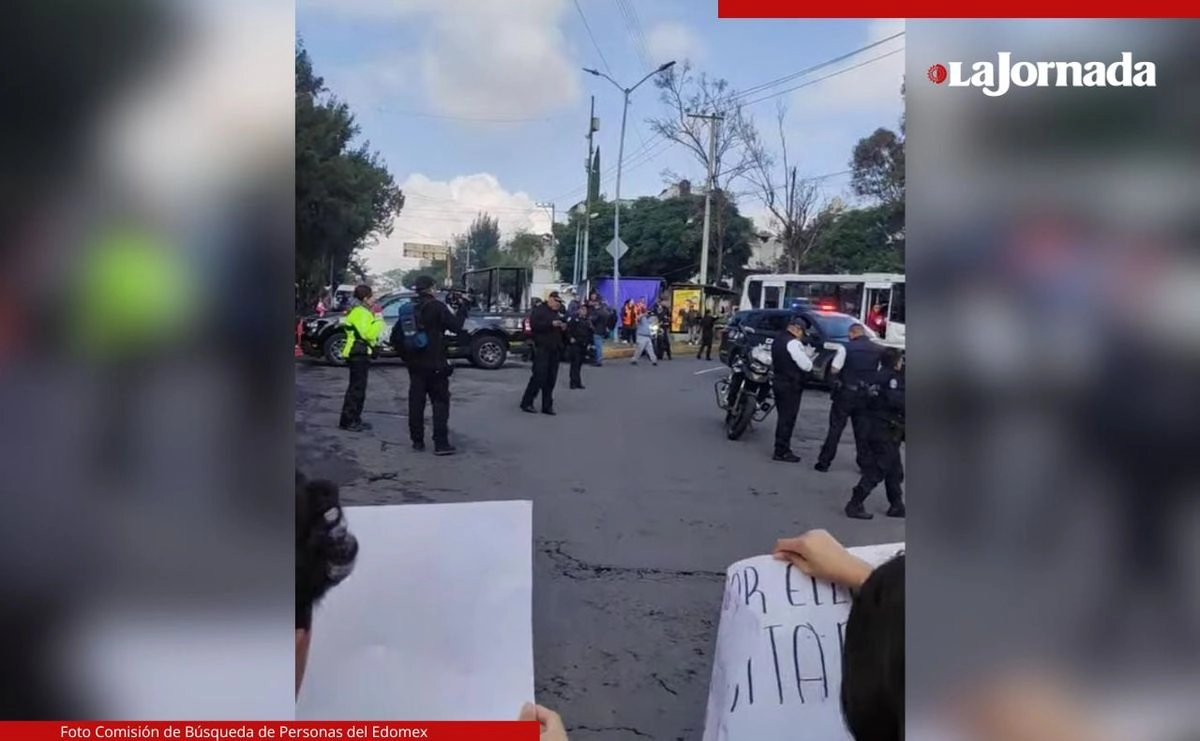 Este martes, el grupo de estudiantes permaneció en protesta en las inmediaciones del CCH, en apoyo a la familia de su compañera.