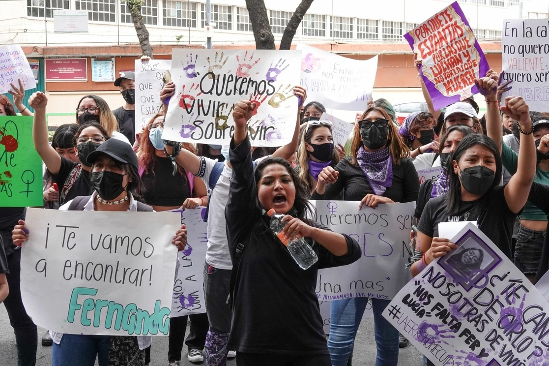 Familiares y amigos de Fernanda Jael Fernández Monroy se manifestaron hoy afuera de la Fiscalía de la Ciudad de México en protesta por la desaparición de ella y de Valery Wianey Martínez López, alumna del Cecyt 14 y de su compañera Lucía Sarahí Cuevas Rojas. Foto Cuartoscuro
