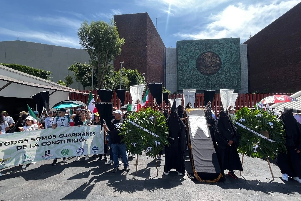 Protesta de trabajadores del Poder Judicial al exterior de la Cámara de Diputados, ayer lunes, durante la sesión de la Comisión de Puntos Constitucionales para aprobar el dictamen de reforma al Poder Judicial de la Federación. Foto Luis Castillo 