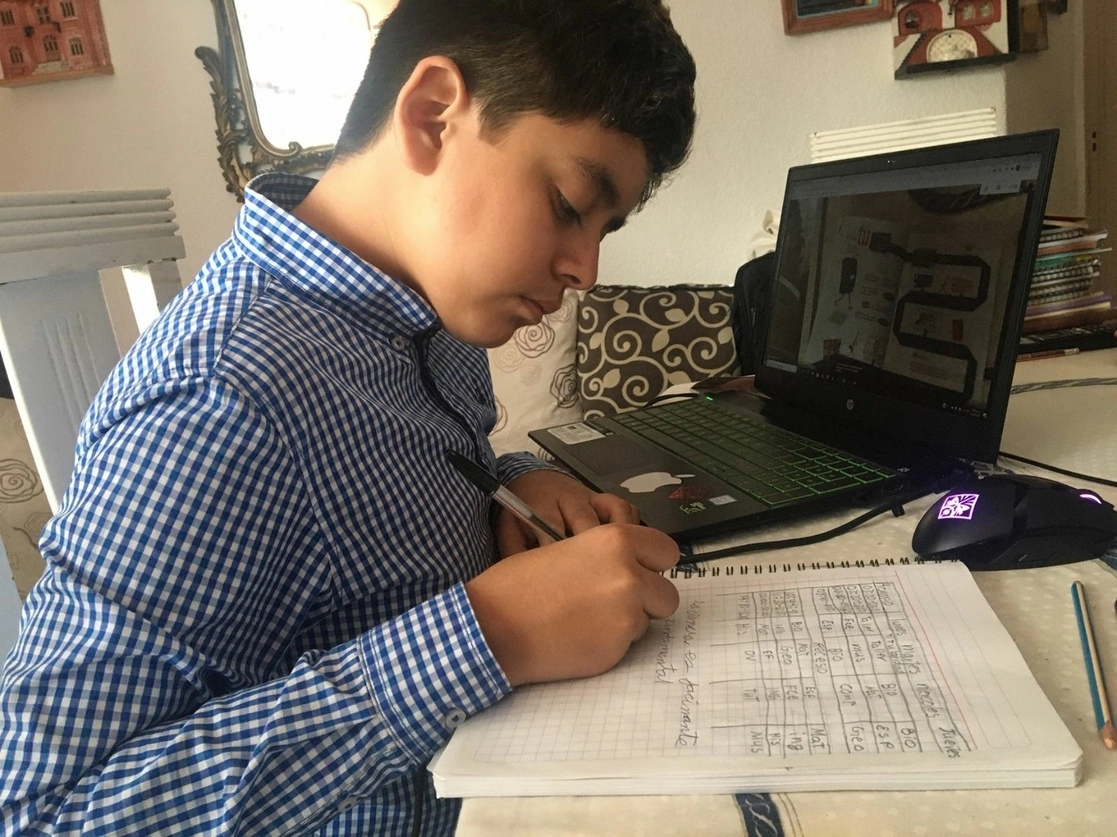 Estudiantes de primaria y secundaria consideran necesario hacer las clases virtuales más “divertidas”, “dinámicas” e interactivas. Foto María Luisa Severiano / Archivo