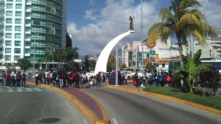 Después de 45 minutos, los manifestantes retiraron el bloqueo ante el compromiso de las autoridades de establecer con ellos una mesa de trabajo el próximo viernes. Foto Héctor Briseño