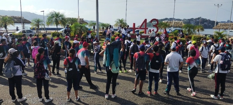 Estudiantes de la Esef en Acapulco durante el acto cívico que realizaron frente al  Antimonumento a los 43, el 26 de septiembre de 2023. Foto Héctor Briseño