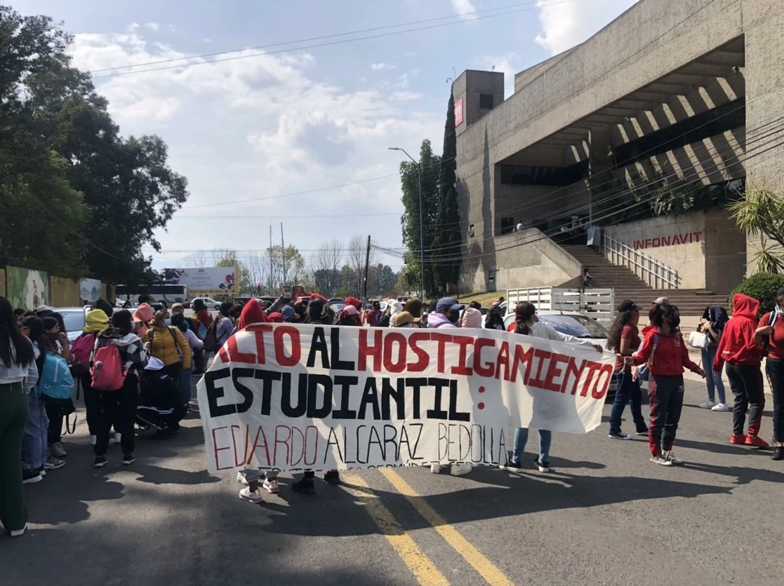 Las estudiantes de la ENE realizaron una marcha para exigir la destitución de un maestro señalado por acoso y agresión, el 29 de noviembre de 2022. Foto ‘La Jornada’