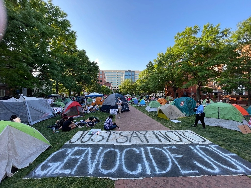 Campamento de protesta en el centro de la Universidad George Washington. Foto Jim Cason