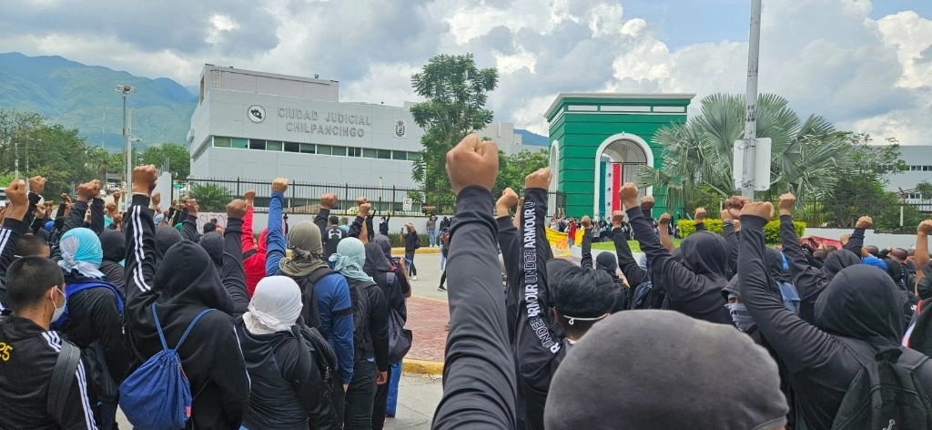 Integrantes de la Federación de Estudiantes Campesinos Socialistas de México exigieron la presentación de los 43 normalista de Ayotzinapa. Foto Sergio Ocampo