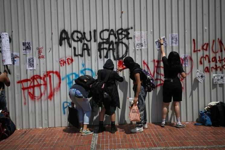 Estudiantes de la Facultad de Arte y Diseño realizaron pintas y rompieron vidrios, en instalaciones de la rectoría, para denunciar casos de violencia de género, el 31 de marzo de 2023. Foto Yazmín Ortega Cortés

