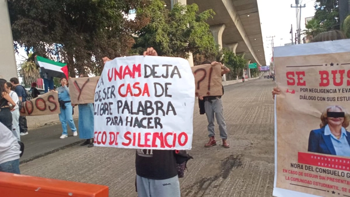 Estudiantes de la FES Acatlán bloquearon Periférico para demandar diálogo con la directora del plantel sobre seguridad. Foto