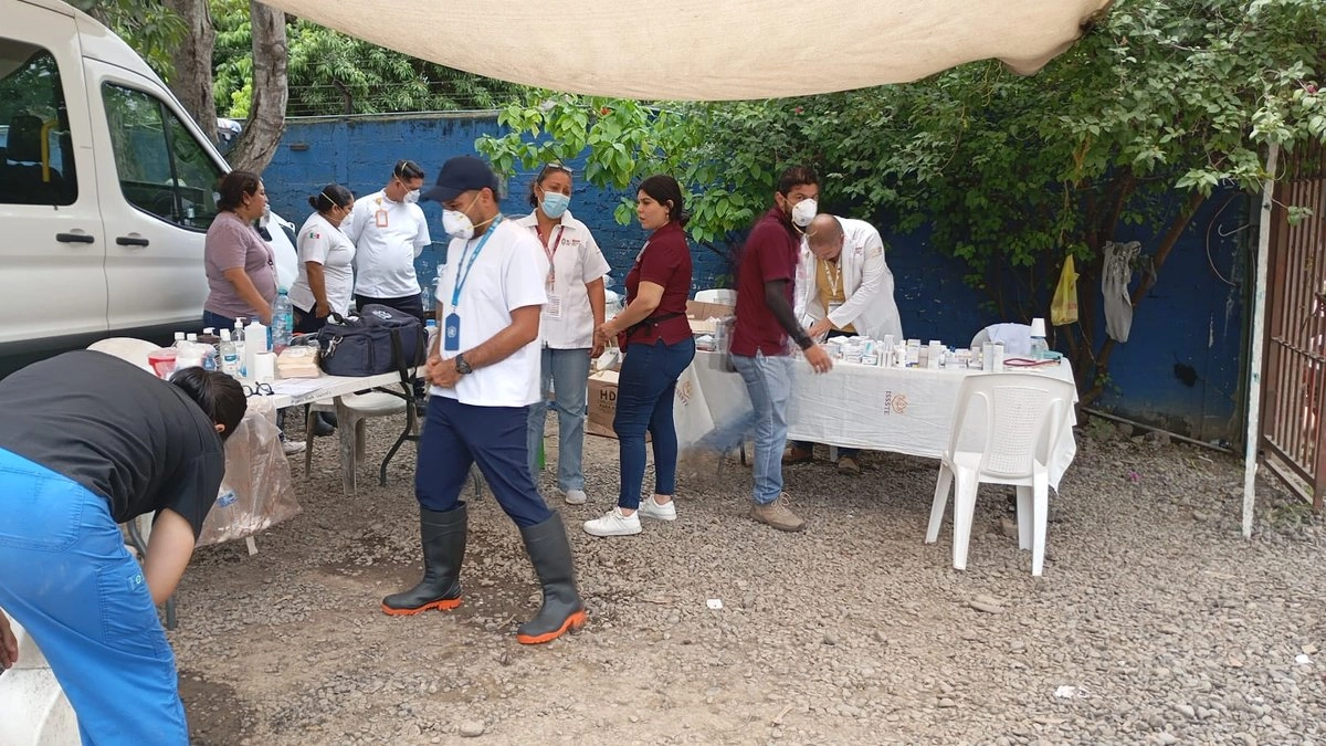 Brigadas de apoyo médico por parte del Issste, para damnificados en Veracruz. Foto