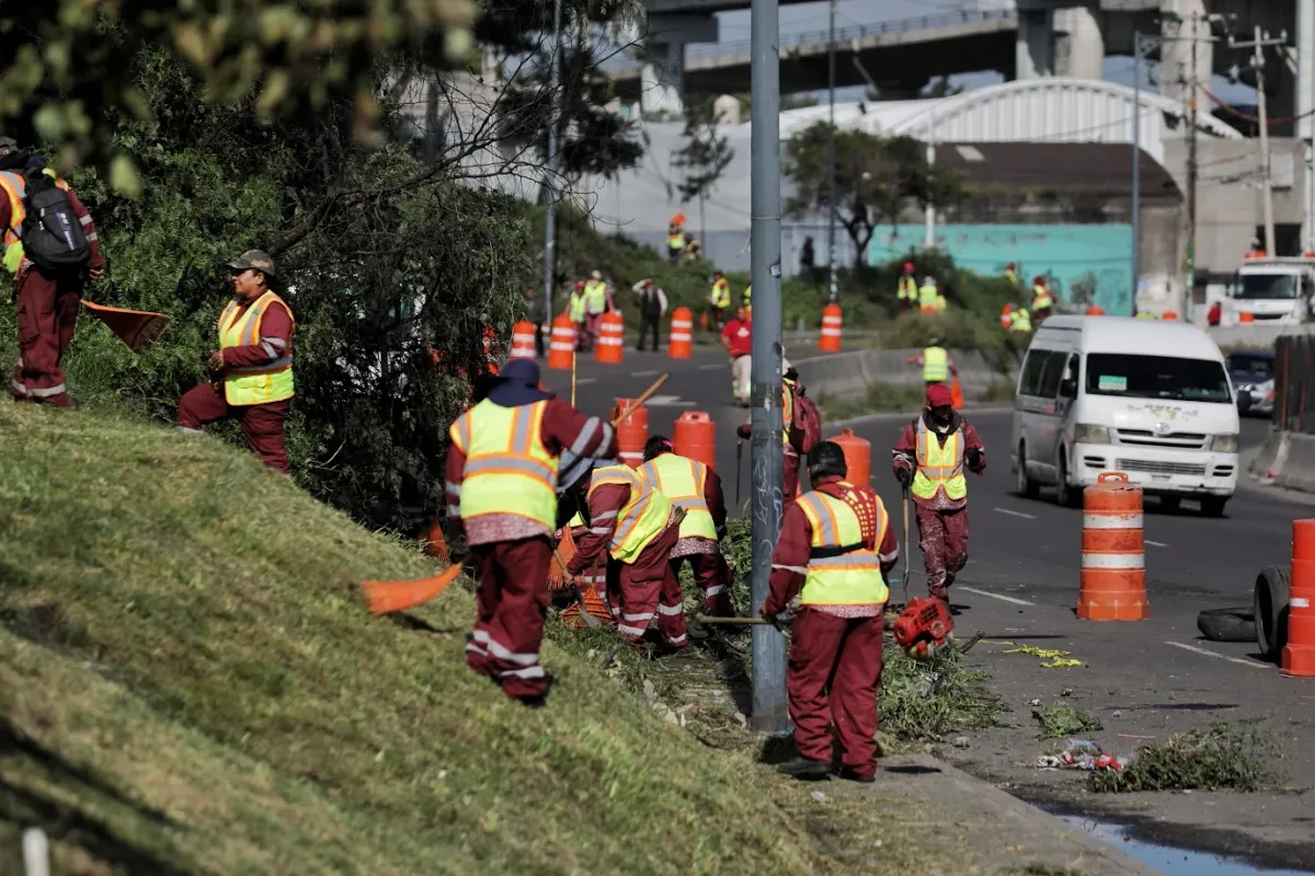 Brigada de limpieza en la zona donde este 10 de septiembre explotó una pipa con gas, a la altuta del Puerte Concordia, alcaldía Iztapalapa. Foto