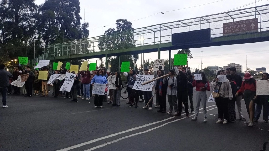 Los manifestantes exigen que el INBAL les proporcione mayor presupuesto para las escuelas formadoras de artistas. Foto La Jornada