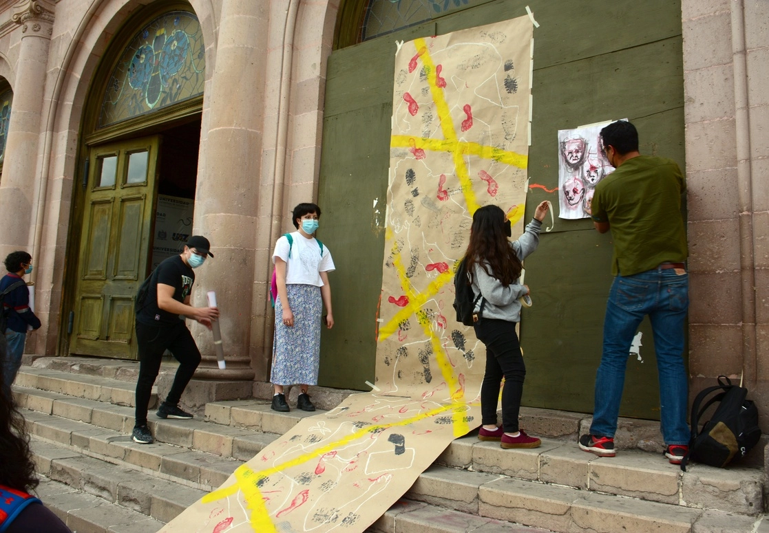 Universidad Autónoma de Zacatecas realizaron una intervención artística en contra de la violencia de género. Foto Alfredo Valadez
