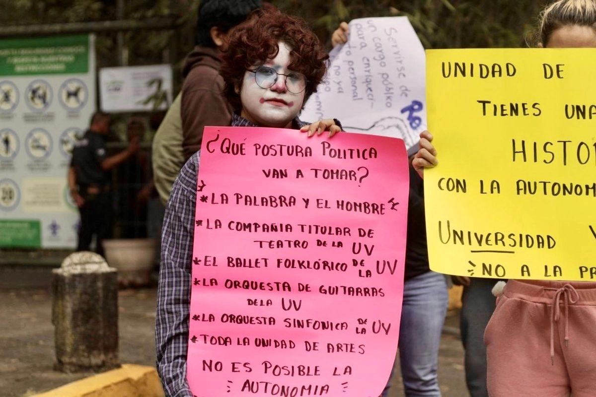 Estudiantes de la Universidad Veracruzana rechazaron la ampliación de mandato del rector, sin hacer una consulta abierta a la comunidad universitaria. Foto 