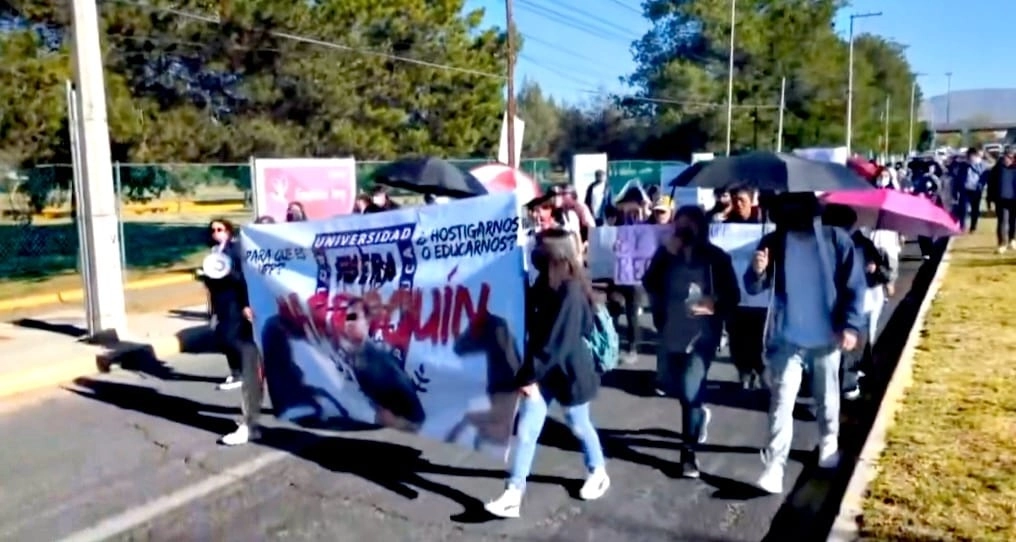 Unos cien estudiantes de la Universidad Politécnica de Pachuca (UPP) marcharon sobre el bulevar Felipe Ángeles exigiendo la renuncia del director del plantel, Francisco Marroquín Gutiérrez. Foto 'La Jornada'
