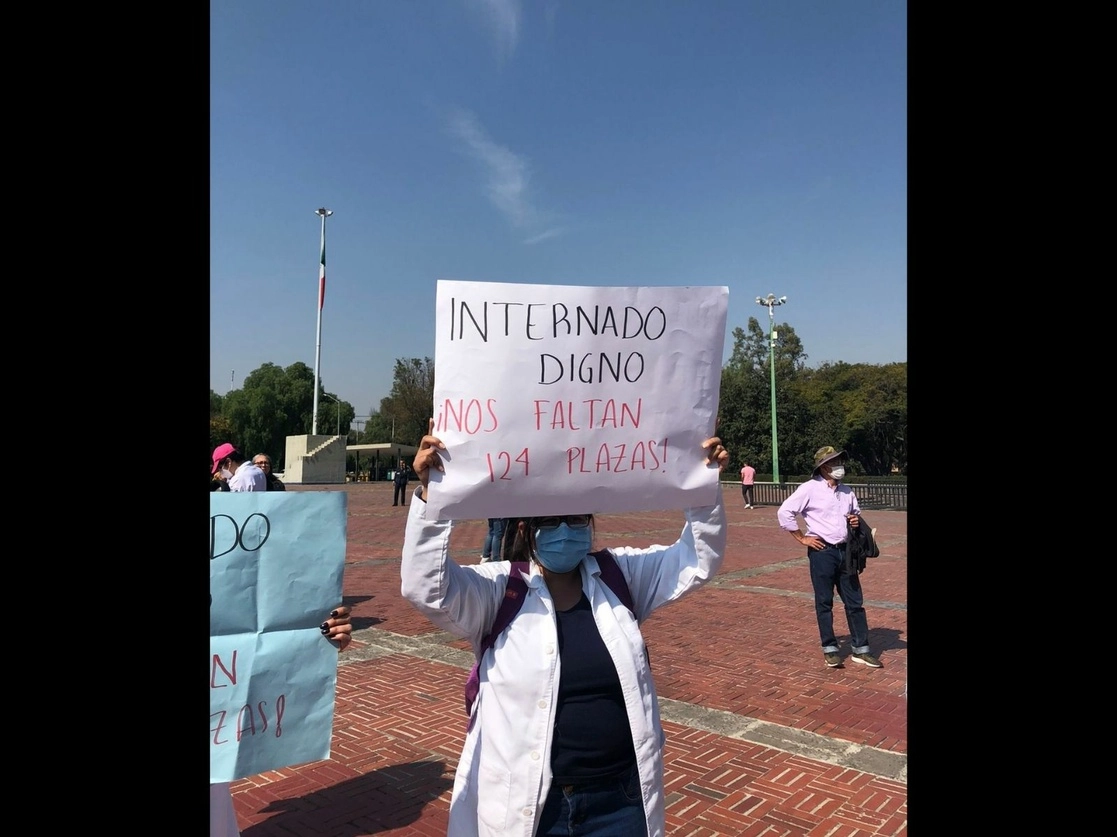 Los cientos de estudiantes marcharon desde el parque La Bombilla, hacia Rectoría y de ahí se trasladan a la Facultad de Medicina en Ciudad Universitaria, el 10 de diciembre de 2021. Foto Carolina Gómez 