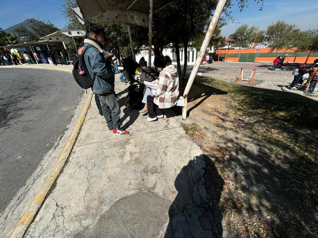 Estudiantes de Monterrey, Nuevo León emprendieron una recolección de firmas con miras a ampararse contra el aumento a las tarifas del transporte. Foto Andrea Rivera