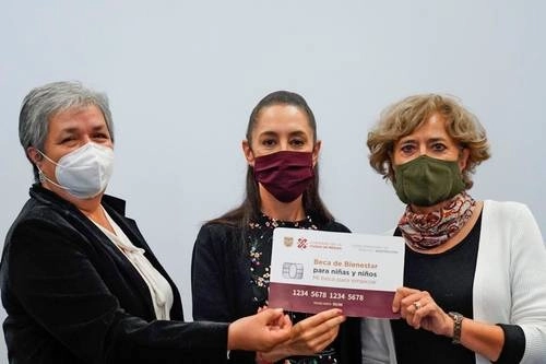 Ayer fue presentada la nueva tarjeta con diferente nombre del programa y otra cromática. Foto cortesía del GCDMX