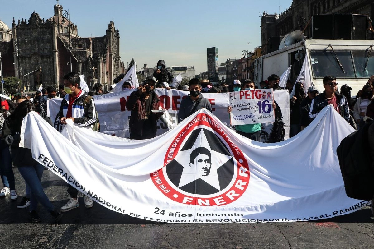Organizados en la Federación Nacional de Estudiantes Revolucionarios “Rafael Ramírez”, los estudiantes advirtieron que permanecerán en manifestación frente a Palacio Nacional hasta que sean recibidos por la mandataria. 
