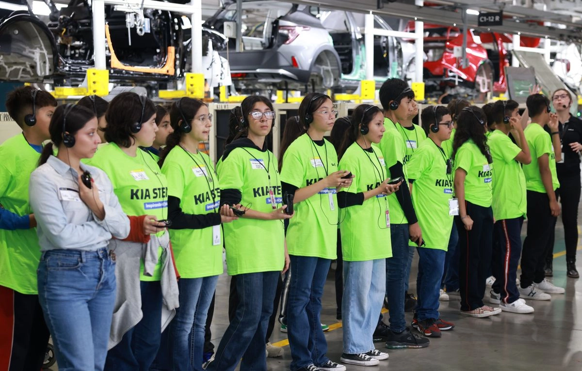 Kia no deja de lado el compromiso con la educación en México mediante el apoyo a estudiantes de educación básica, al incentivar su interés por la ciencia con su programa Kia STEM. Foto 