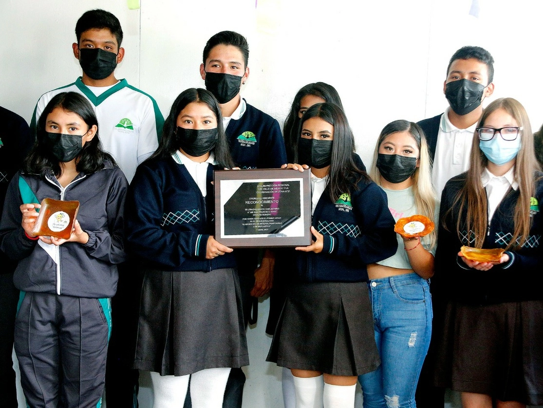 Estudiantes del Telebachillerato Comunitario 386 de la comunidad de San Francisco Magú, en Nicolás Romero diseñaron platos de bioplático. Foto La Jornada