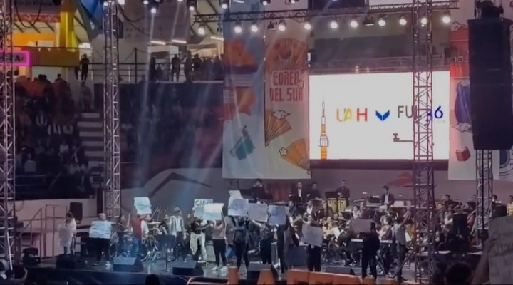 Estudiantes de las UAEH se pronunciaron en pleno concierto de la Feria del Libro, para pedir la salida de una funcionaria. Foto La Jornada