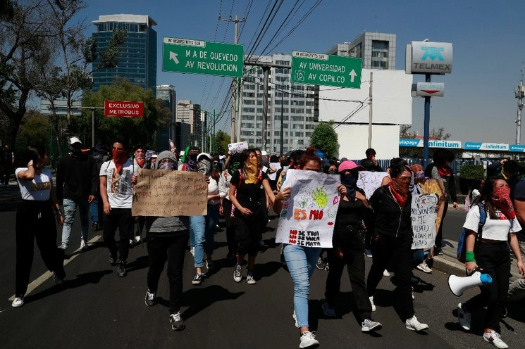 Estudiantes de la UNAM marchan hacia la Torre de Rectoría, en CU. Foto. Foto Alfredo Domínguez/Archivo

