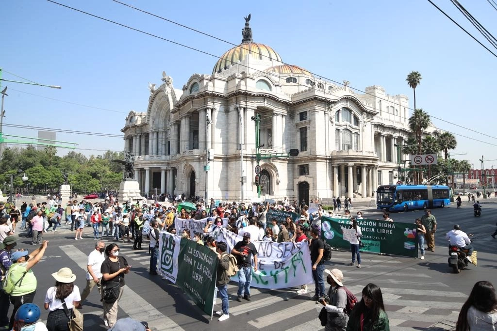 Estudiantes del Centro de Investigación y Docencia Económicas marcharon “por la educación digna y ciencia libre”. El grupo partió del Palacio de Bellas Artes hacia Palacio Nacional, en la Ciudad de México. Foto María Luisa Severiano