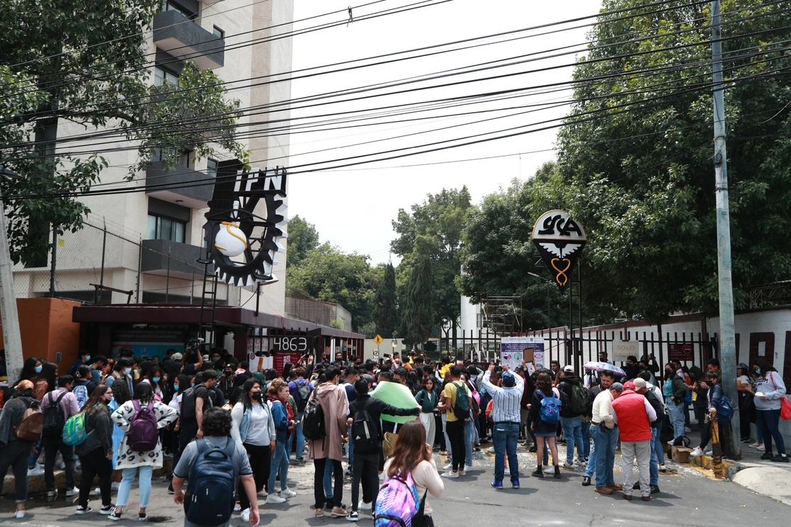 Estudiantes de la Escuela Superior de Comercio y Administración, unidad Tepepan del IPN, ayer martes, durante un bloqueo y protesta en carriles de Periférico. Foto Alfredo Domínguez