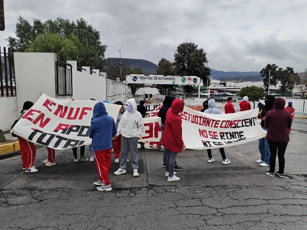 Estudiantes de la Normal Rural Luis Villarreal El Mexe realizaron una manifestación pacífica en la Central de Autobuses de Pachuca. Foto Ricardo Montoya