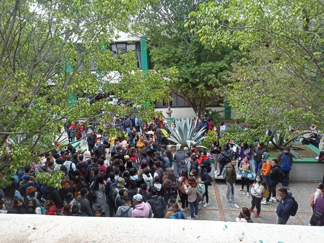 Alumnos de la Universidad Tecnológica de Nezahualcoyotln se manifestaron en contra de presuntos abusos de la Rectoría. Foto La Jornada 