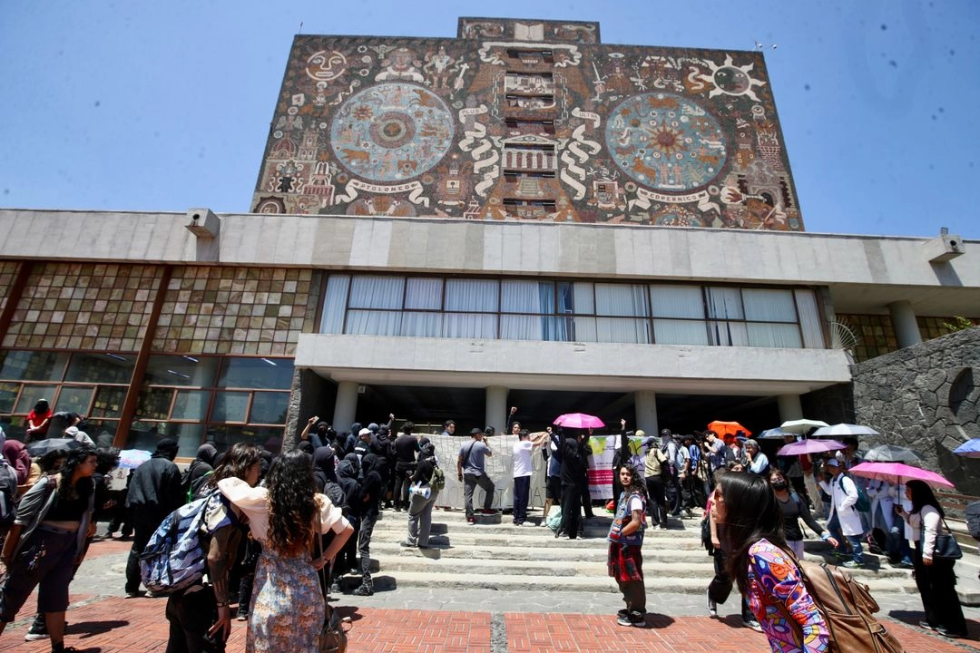 Estudiantes de la UNAM durante un mitin en rechazo a la reforma al artículo 15 del Reglamento del Tribunal Universitario, el cual establecía la suspensión y expulsión inmediata como medida provisional en caso de cometer actos vandálicos en planteles. Imagen del 11 de abril de 2025. Foto 