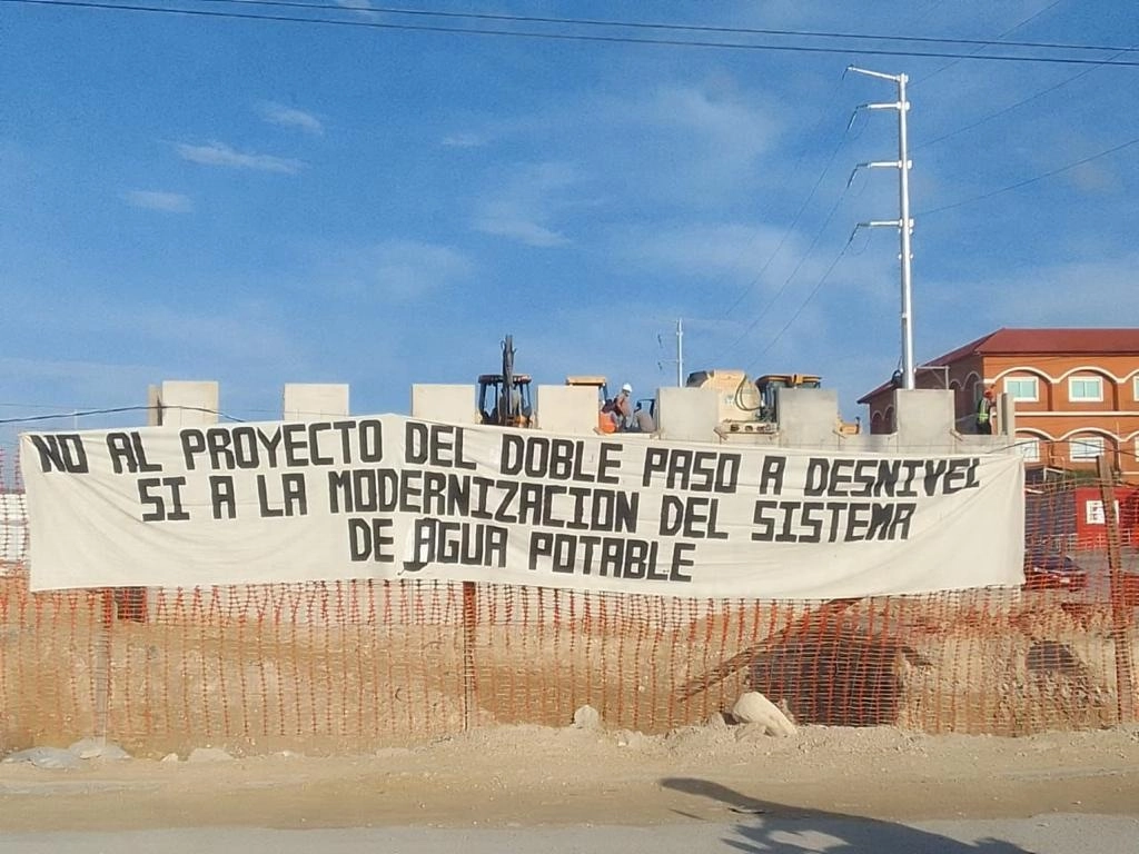 Los jóvenes detuvieron obras para manifestar su exigencia. Foto Elio Henríquez