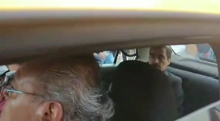 El rector tuvo que salir a la avenida para abordar un taxi y poder alejarse de los estudiantes. Foto Ricardo Montoya