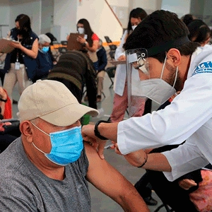 Alumno monitor de la salud de la UAM aplica una vacuna contra Covid-19 a un adulto mayor. Foto Cortesía UAM 