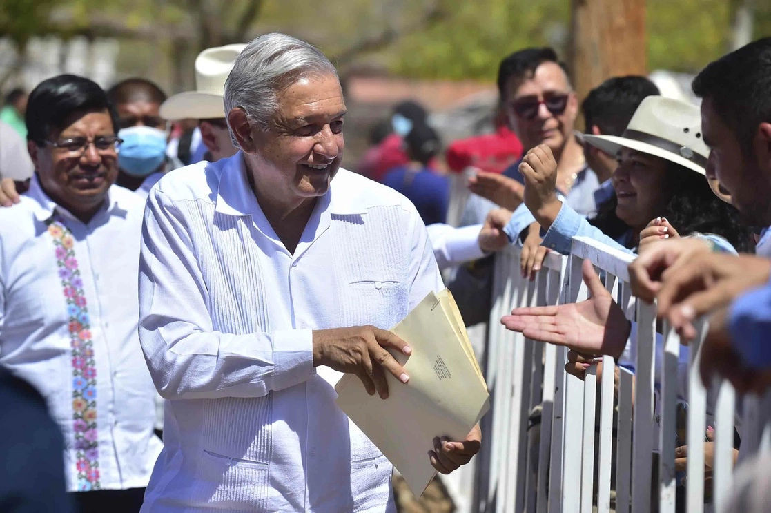El presidente Andrés Manuel López Obrador ayer durante su gira por Álamos, Sonora. Foto cortesía Presidencia