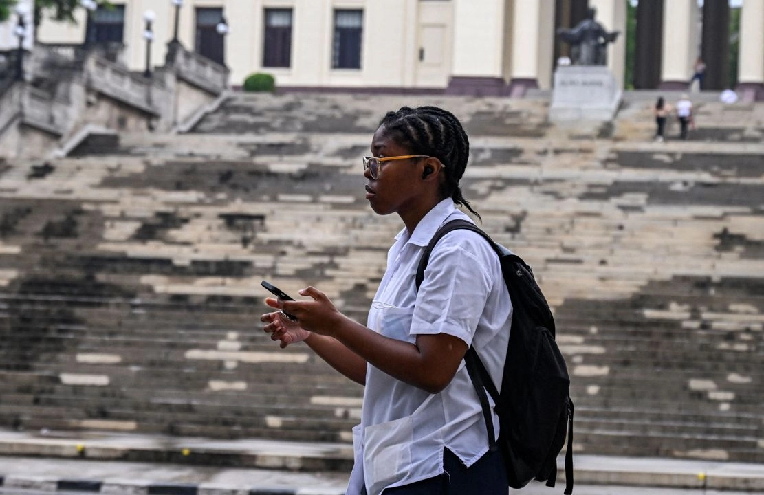 Las nuevas tarifas de internet móvil en Cuba, que entraron en vigor el 30 de mayo y dolarizaron parcialmente el servicio, han desatado una ola de descontento entre los usuarios. Foto