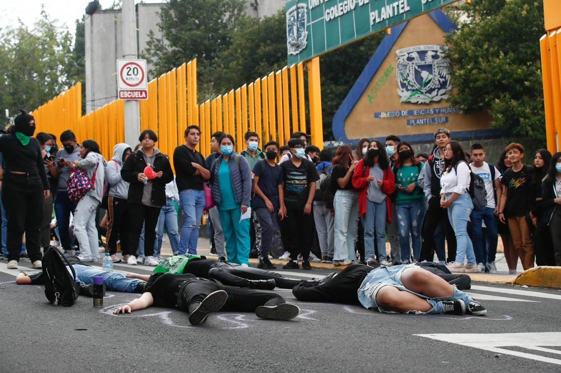 Alumnas durante la protesta a las afueras del CCH Sur. Foto Víctor Camacho