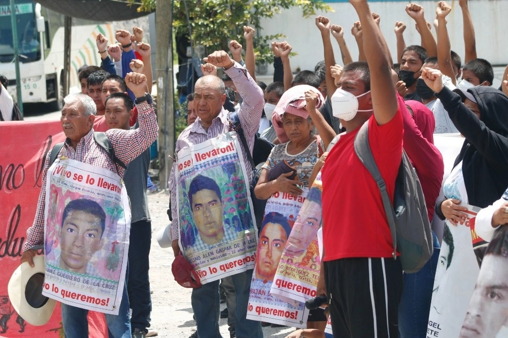 Don Francisco Lauro Villegas, padre del joven Magdaleno Rubén Lauro Villegas, agradeció la presencia de los cientos de estudiantes provenientes de las normales rurales del país. Foto Cuartoscuro