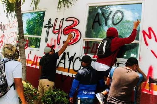 Estudiantes de la escuela normal rural Raúl Isidro Burgos de Ayotzinapa criticaron que Alejandro Encinas Rodríguez. Foto Cuartoscuro / archivo