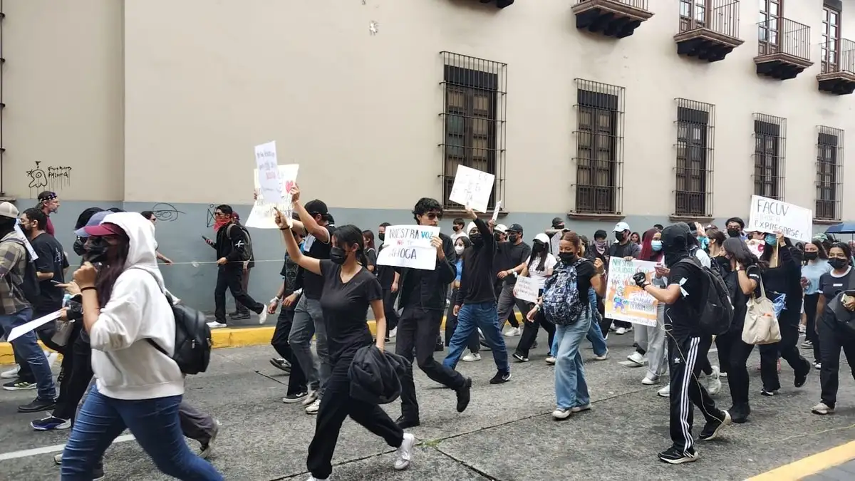 Estudiantes de la Universidad Veracruzana se manifestaron en distintos municipios del estado para exigir justicia por la muerte de una compañera durante las recientes inundaciones en la zona norte de Veracruz. Acusaron a las autoridades universitarias, encabezadas por el rector Martín Aguilar Sánchez, de haber actuado con negligencia al tardar en suspender las clases pese a la emergencia. Foto 