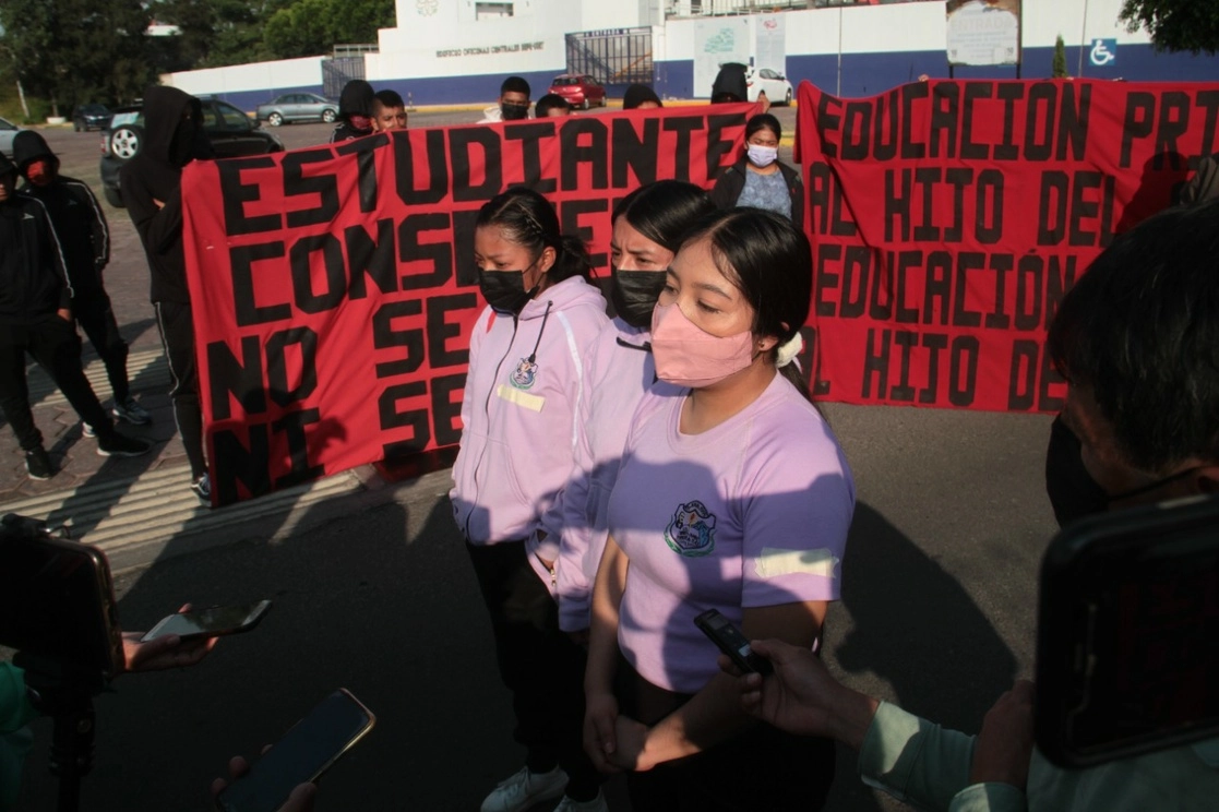 Normalistas de Panotla exigieron que se detenga la represión contra su movimiento y que se repare el daño causado a la familia de su compañera Beatriz Rojas, quien falleció el domingo, y a 7 alumnas que fueron lesionadas por policías el pasado jueves. Foto ‘La Jornada de Oriente’
