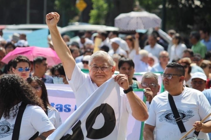 Estudiantes, docentes y aspirantes a la rectoría de la Universidad Veracruzana (UV) marcharon en Xalapa para rechazar la solicitud de prórroga presentada por el actual rector, Martín Aguilar Sánchez, quien busca extender su mandato por cuatro años más. Foto 
