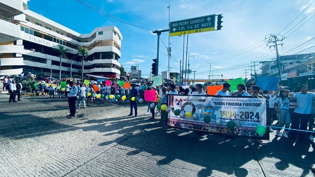 Estudiantes y docentes de la escuela secundaria Rubén Figueroa Figueroa  marcharon y bloquearon la carretera Acapulco-México alrededor de las 8:30 horas. Foto La Jornada