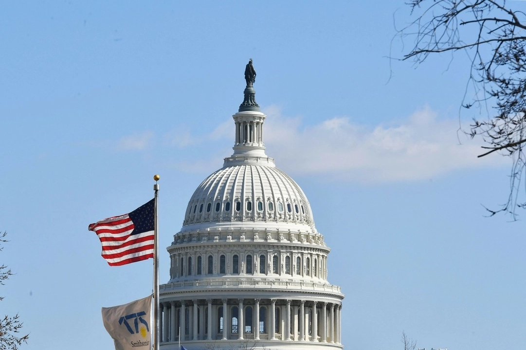 Una bandera de Estados Unidos ondea frente al Capitolio en Washington, D.C en imagen de archivo. Foto 
