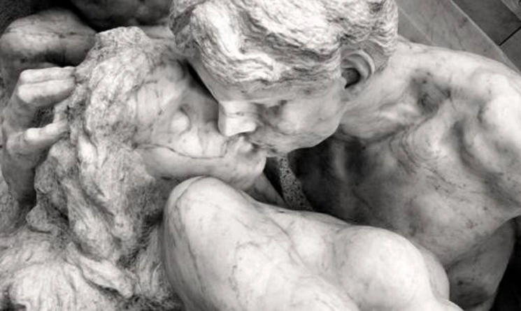 ‘El beso’, detalle del grupo escultórico que se encuentra al lado de ‘La armonía’ en el Palacio de Bellas Artes. Foto Lorena Alcaraz Minor / INBA