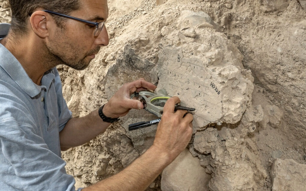 Yoav Vaknin, durante el análisis de restos de poblaciones antiguas. Foto Universidad de Tel Aviv
