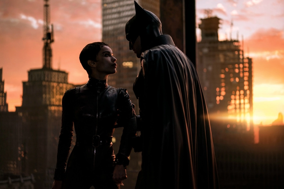 Zoë Kravitz (Gatúbela) y Robert Pattinson en 'The Batman', que Warner Bros lanzará en los cines del mundo este viernes. Foto Ap