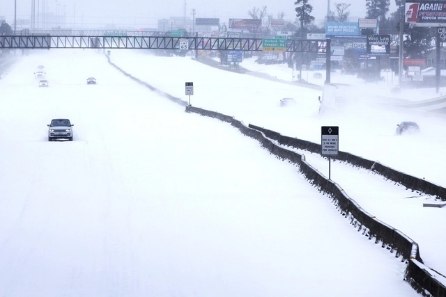 En febrero del 2021 se registraron nevadas en Estados Unidos que podrían relacionarse con el sobrecalentamiento del ártico. Foto Ap