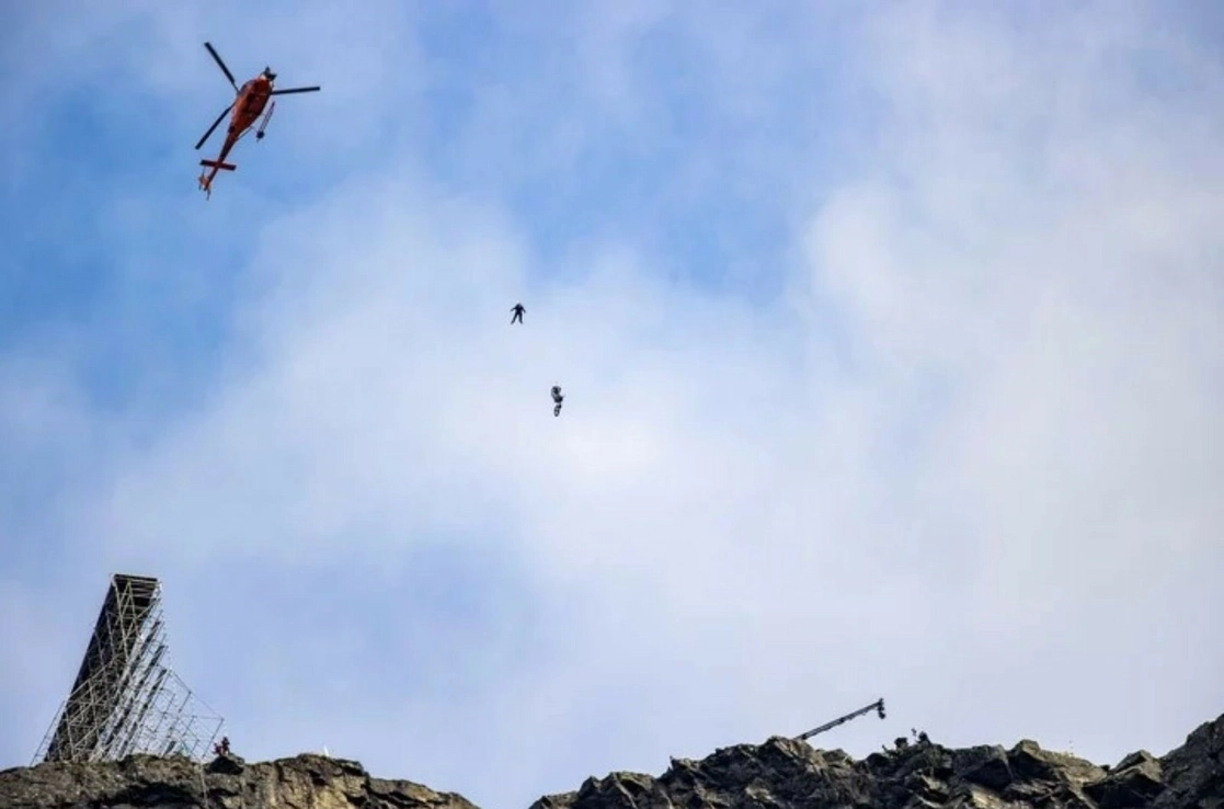El protagonista de 'Misión Imposible' en el aire en Helsetkopen, cerca de Hellesylt, Noruega, durante la grabación de la más reciente entrega de la saga. Foto Ap / Archivo