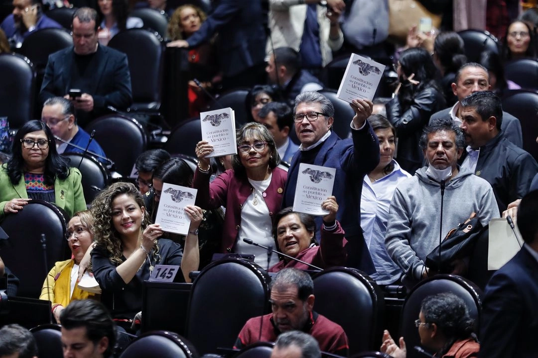 Miembros de la bancada de Morena en la Cámara de Diputados muestran copias de la Constitución Política de los Estados Unidos Mexicanos. Foto