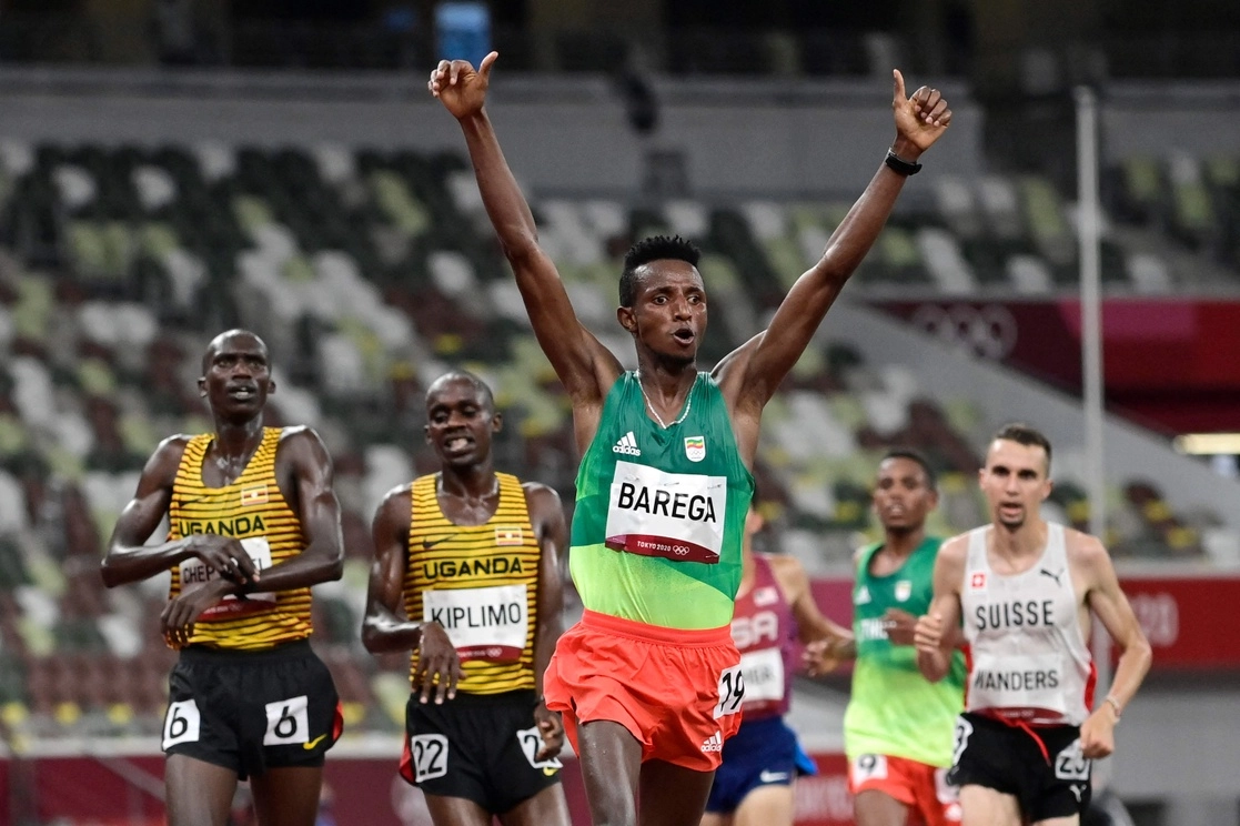El etíope Selemon Barega se colgó la primera medalla de oro del atletismo de los Juegos Olímpicos de Tokio 2020 al ganar en los 10 mil metros al favorito ugandés Joshua Cheptegei, el 30 de julio de 2021. Foto Afp